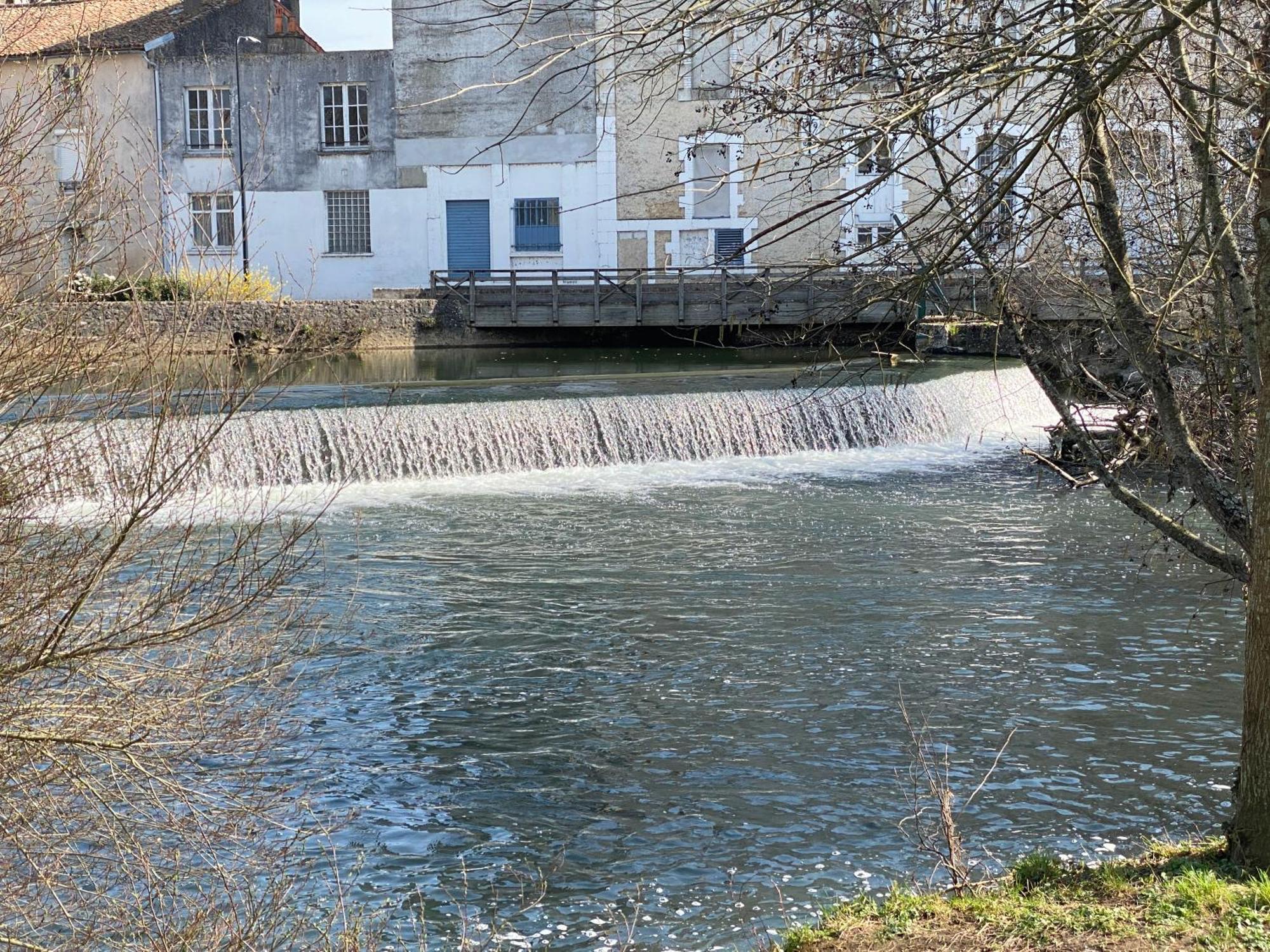 Logis Hotel Le Saint Georges Vivonne Eksteriør billede