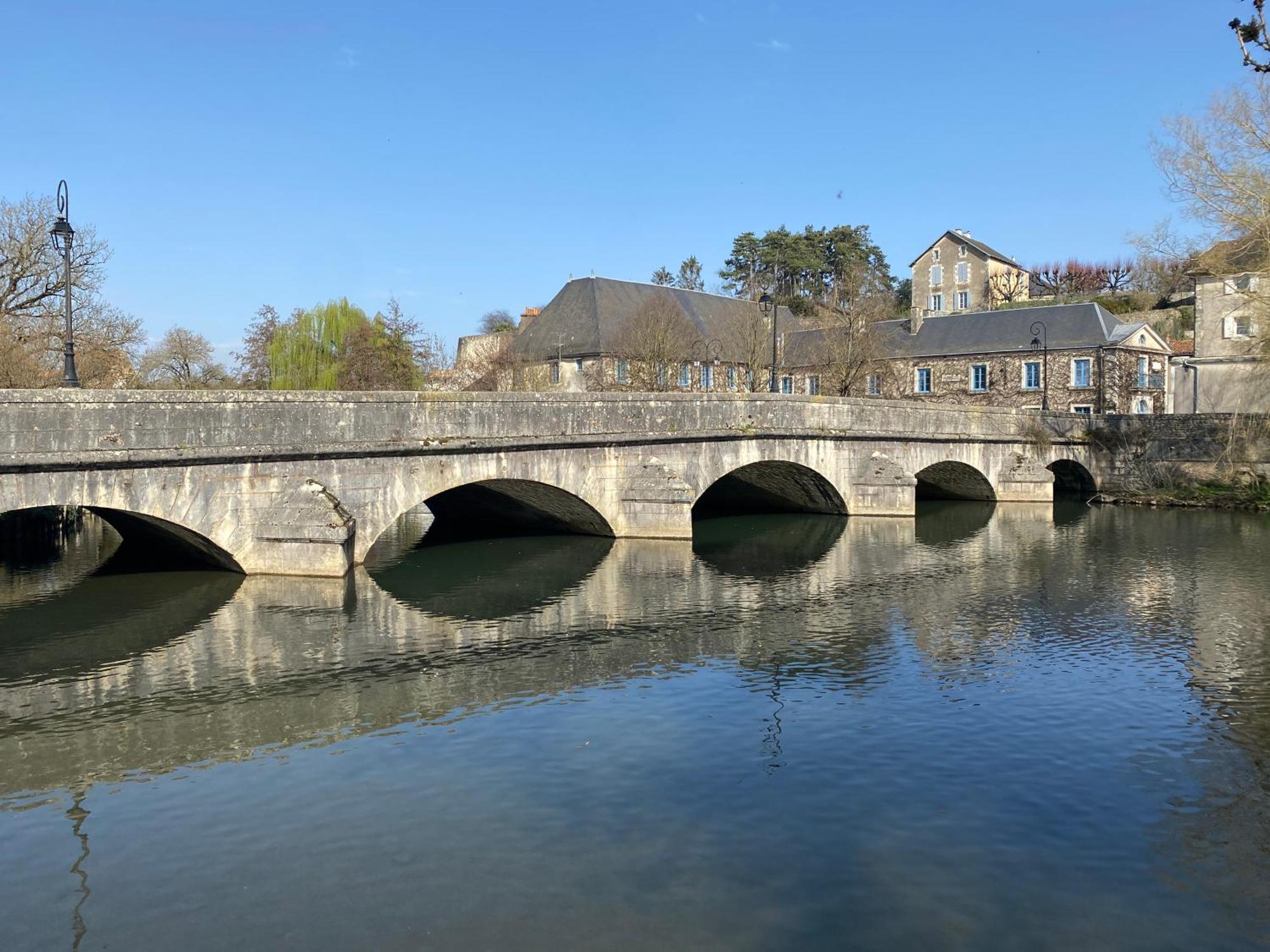 Logis Hotel Le Saint Georges Vivonne Eksteriør billede