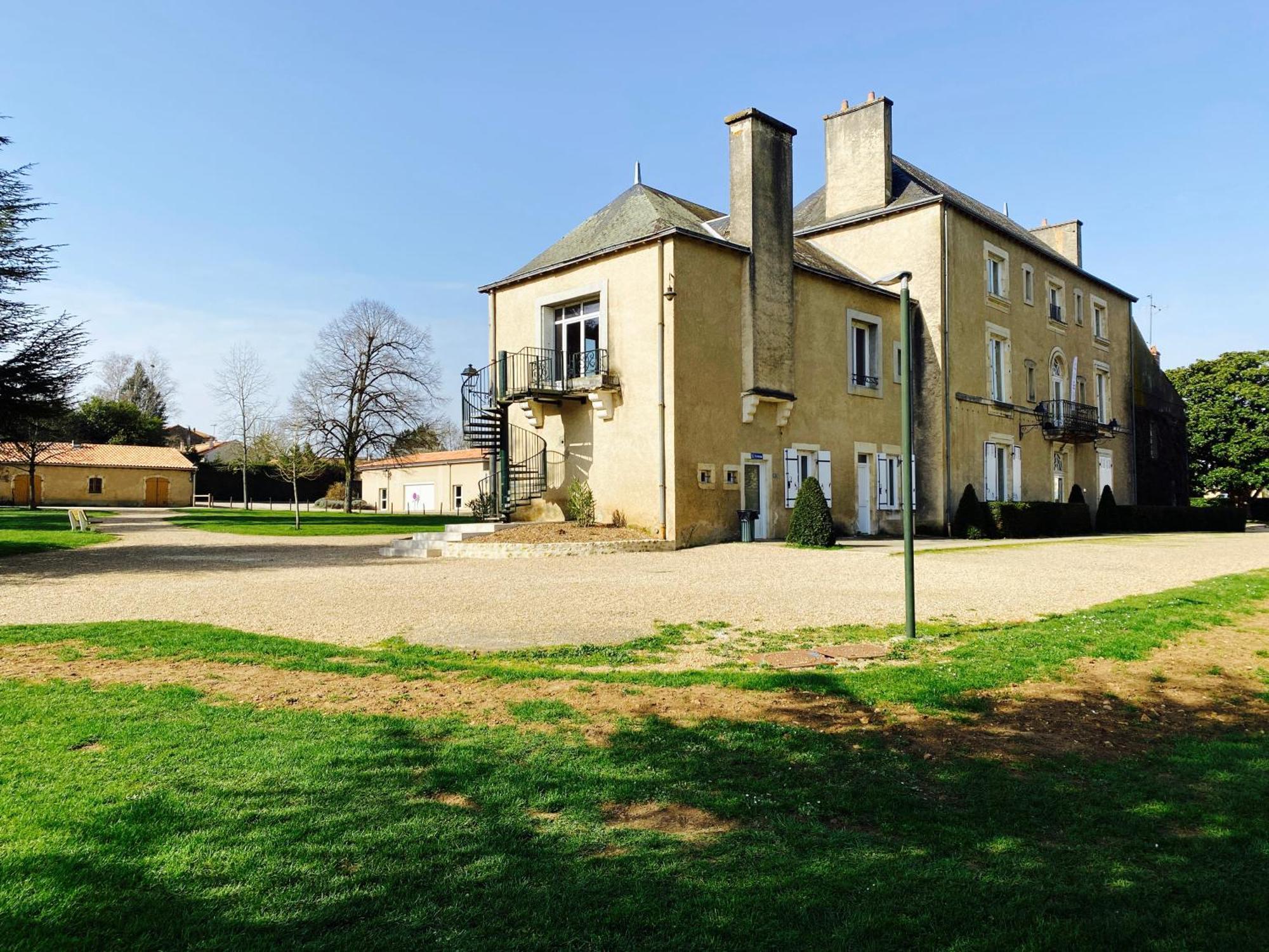 Logis Hotel Le Saint Georges Vivonne Eksteriør billede