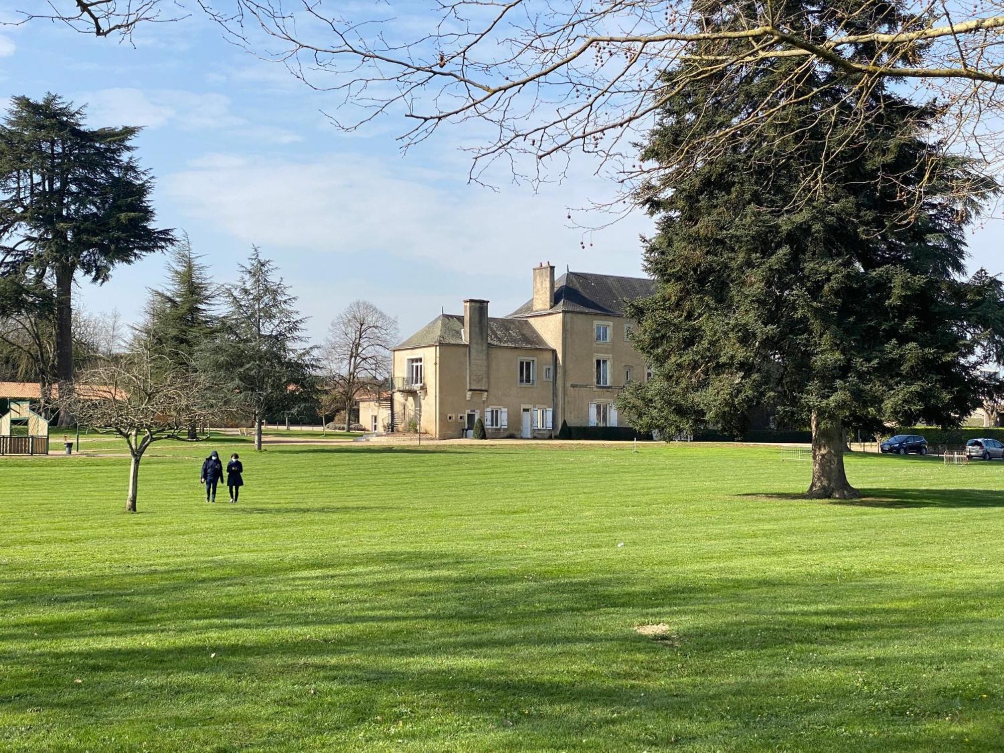 Logis Hotel Le Saint Georges Vivonne Eksteriør billede